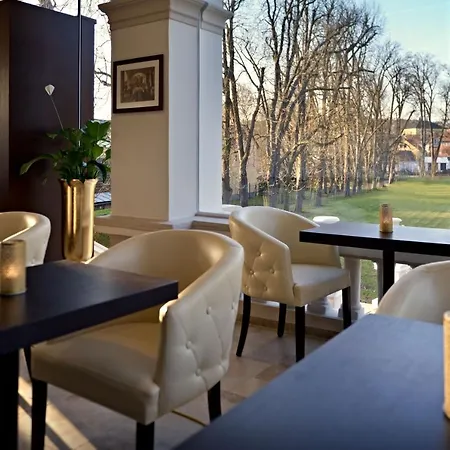 Hotel Zamek Wichterle - A Pivni Lazne Slavicin